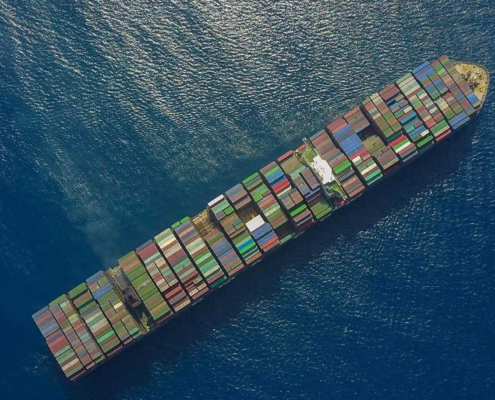 vista dall'alto di una barca con i container sopra